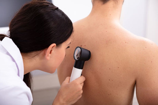 Mulher analisando foliculite em pele masculina